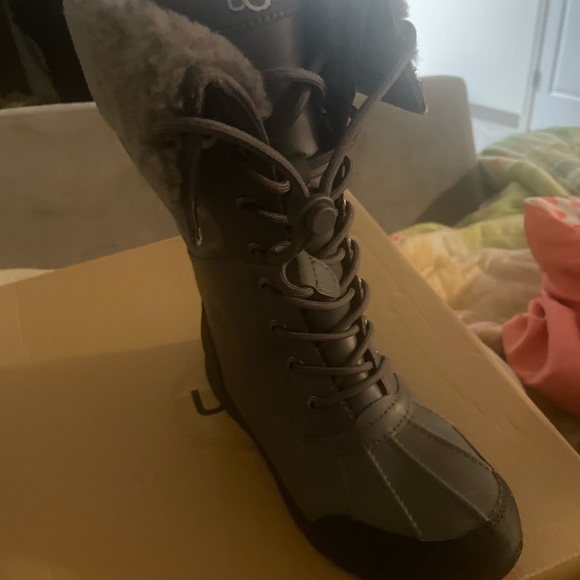 Gray uggs size 5kids worn once.